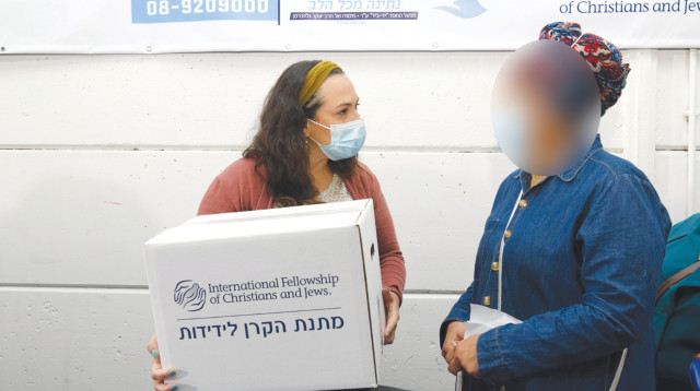 חלוקת סיוע לנזקקים (צילום: יוסי זליגר)