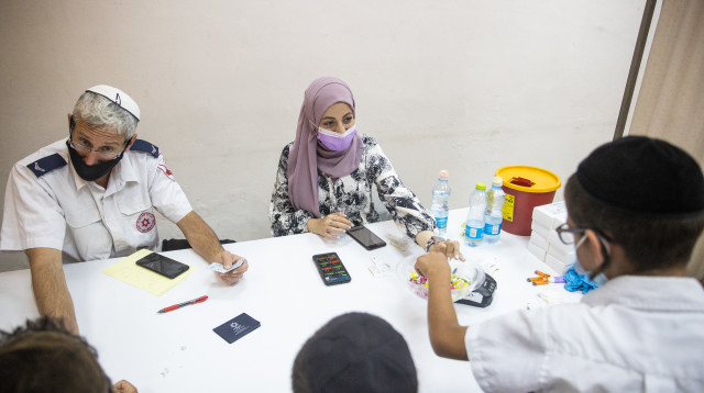 בדיקות סרולוגיות לקורונה (צילום: יונתן זינדל, פלאש 90)