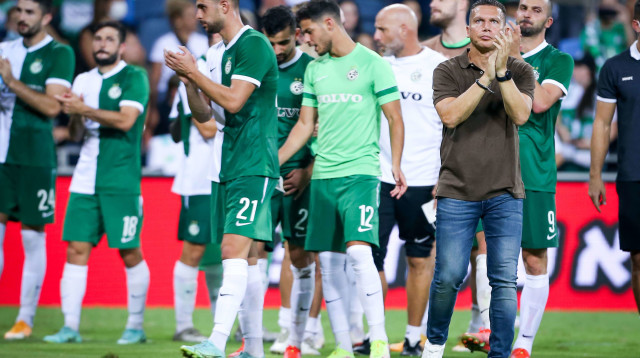 ברק בכר מאמן מכבי חיפה עם שחקניו (צילום: מאור אלקסלסי)