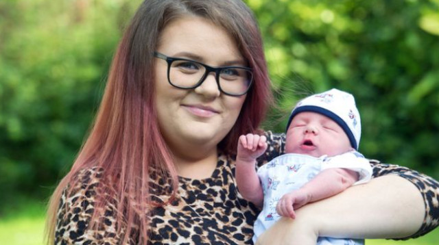 האנה ובנה הפעוט (צילום: Getty images)