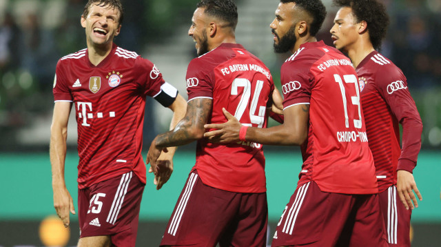 שחקני באיירן מינכן חוגגים נגד ברמר בגביע הגרמני (צילום: GettyImages, Joern Pollex)