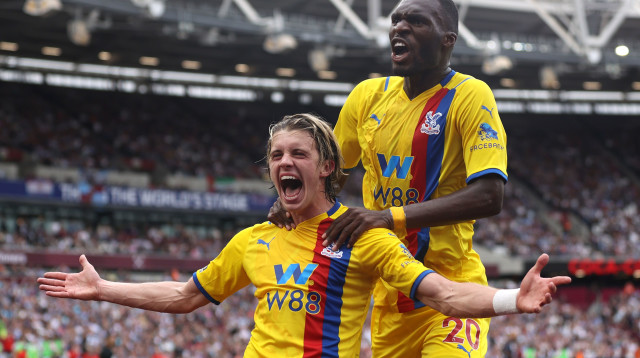 קונור גלאגר חוגג (צילום: Eddie Keogh/Getty Images)