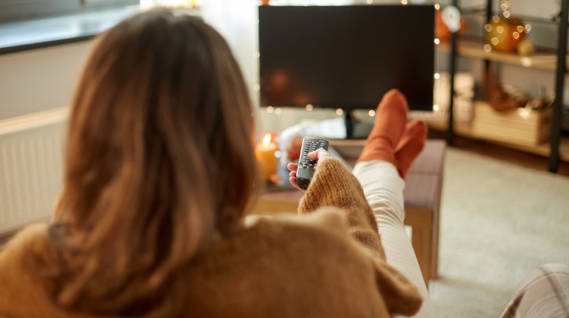 צפייה בטלוויזיה, אילוסטרציה (צילום: ingimage ASAP)