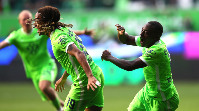 שחקני וולפסבורג חוגגים (צילום: Martin Rose/Getty Images)