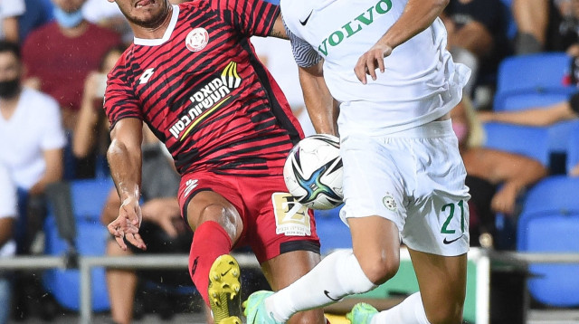 ערב מתסכל מבחינת מכבי חיפה. דין דוד לפני עומר דנינו (צילום: ברני ארדוב)