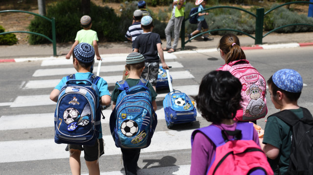 ילדים עוברים במעבר חצייה (צילום: גילי יערי, פלאש 90)