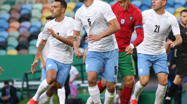 שחקני נבחרת ישראל ערן זהבי, אוראל דגני, איתן טיבי מול שחקן נגחרת פורטוגל כריסטיאנו רונאלדו (צילום: אודי ציטיאט)