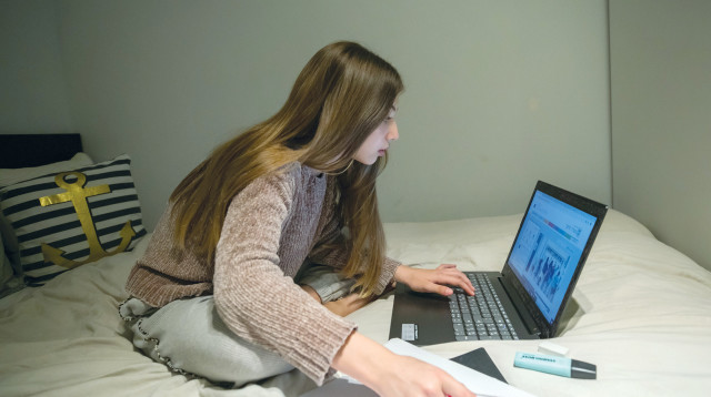 שיעור בזום, למידה מרחוק, אילוסטרציה (צילום: חן לאופולד, פלאש 90)