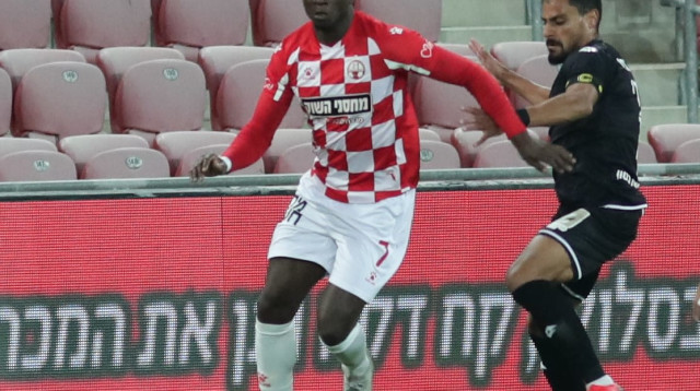 שחקן הפועל באר שבע אלטון אקולטסה מול שחקן הפועל חדרה דיא לבאבידי (צילום: דני מרון)