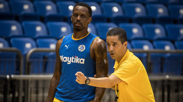 מאמן מכבי תל אביב יאניס ספרופולוס עם ג'יימס ננאלי (צילום: אתר רשמי, ספי מגריזו, באדיבות מכבי תל אביב)