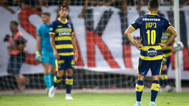 דן ביטון שחקן מכבי תל אביב (צילום: מאור אלקסלסי)