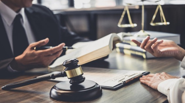 עורך דין ולקוח (צילום: Shutterstock)