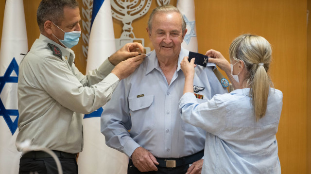 הענקת דרגת תת אלוף במילואים לאביאם סלע (צילום: דובר צה"ל)