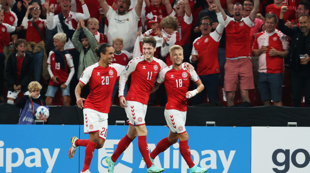 דניאל ואס חוגג עם אנדראס סקוב אולסן, יוסוף פאולסן, שחקני נבחרת דנמרק (צילום: GettyImages, Alan Harvey/SNS Group)