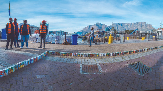 קטע משורת הפחיות הארוכה בעולם (צילום: Ladles of Love)