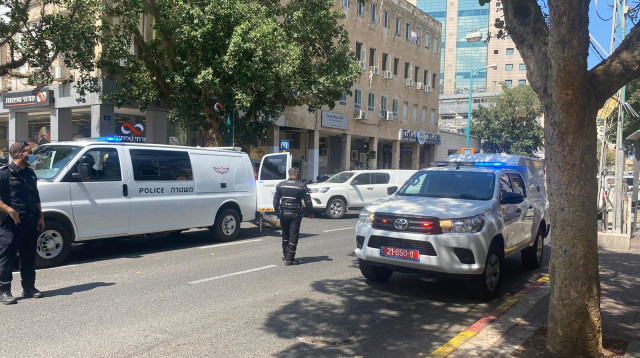 זירת ניסיון השוד בחיפה (צילום: דוברות המשטרה)