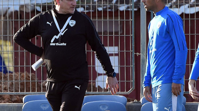 ערן זהבי שחקן נבחרת ישראל עם המאמן אנדראס הרצוג (צילום: ברני ארדוב)