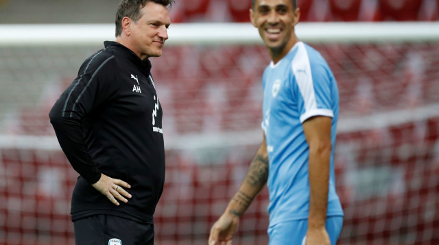 שפע מחמאות לשחקנו לשעבר. הרצוג עם זהבי (צילום: רויטרס)