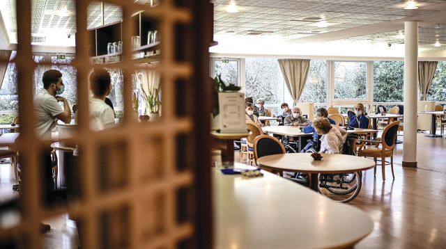 קשישים בבתי אבות  (צילום: CHRISTOPHE ARCHAMBAULT, AFP via Getty Images, אילוסטרציה)