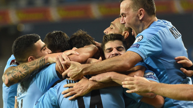 ביברס נאתכו חוגג עם שחקני נבחרת ישראל (צילום: ברני ארדוב)