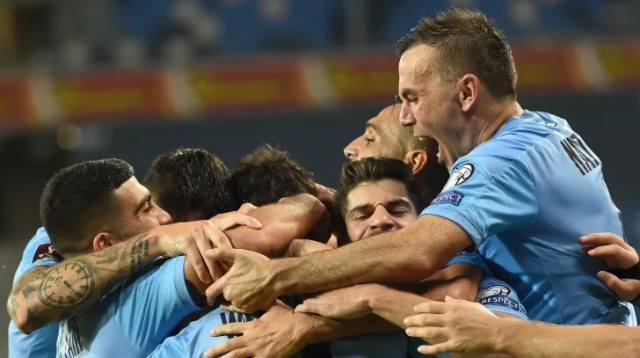 ביברס נאתכו חוגג עם שחקני נבחרת ישראל (צילום: ברני ארדוב)