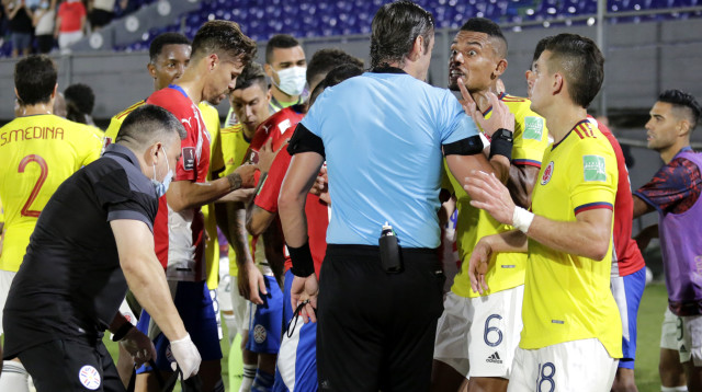 שחקני נבחרת קולומביה ונבחרת פרגוואי (צילום: Christian Alvarenga/Getty Images)