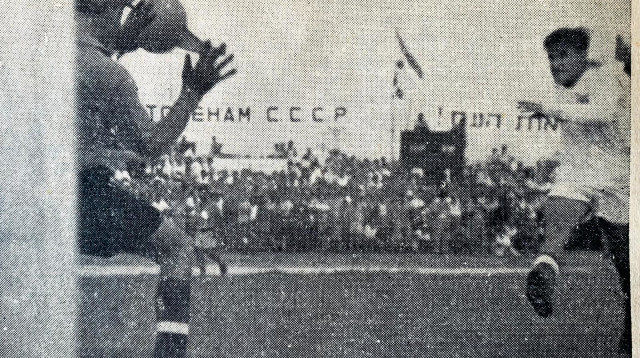 לב יאשין הודף כדור של שייע גלזר (צילום: ארכיון)