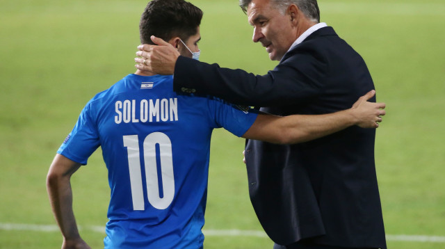 וילי רוטנשטיינר מאמן נבחרת ישראל עם מנור סולומון (צילום: מערכת וואלה!, אודי ציטיאט)