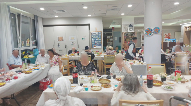 קשישים עריריים מתארחים בבית אבות בחג (צילום: משרד הרווחה והעבודה)