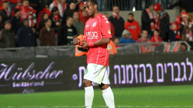 שחקן הפועל תל אביב ד'גמבה דג'מבה מורחק מול בית"ר ירושלים (צילום: קובי אליהו)