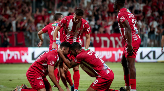 שחקני הפועל תל אביב חוגגים (צילום: מאור אלקסלסי)