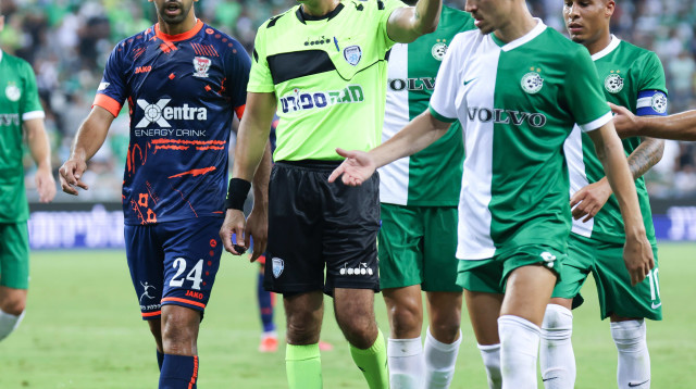 שחקני מכבי חיפה עם השופט דניאל בר נתן, מרואן קבהא שחקן בני סכנין (צילום: דני מרון)