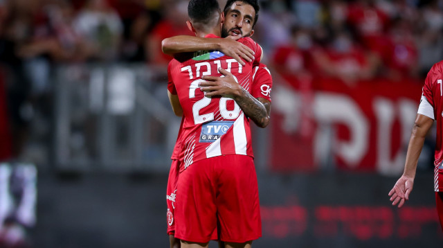 שחקני הפועל תל אביב, בן ביטון, יואב תומר (צילום: מאור אלקסלסי)