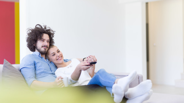 צפייה בטלוויזיה, אילוסטרציה (צילום: ingimage ASAP)