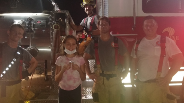 מקנזי ג'נקינס זינקה אל הלהבות והצילה גורת כלבים (צילום: Cape Coral Fire Department)