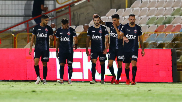 שחקני הפועל חיפה חוגגים עם אלן אוז'בולט (צילום: לירון מולדובן)