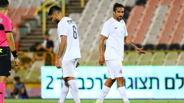 שחקן מ.ס. אשדוד קני סייף עם פיראס אבו עקל (צילום: לירון מולדובן)