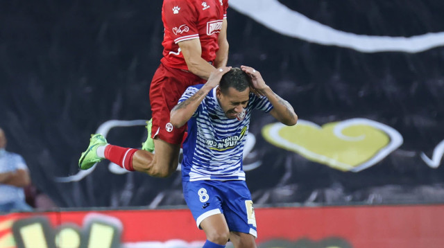 חאתם עבד אלחמיד שחקן הפועל באר שבע מעל גוסטבו מרמנטיני שחקן הפועל חדרה (צילום: דני מרון)