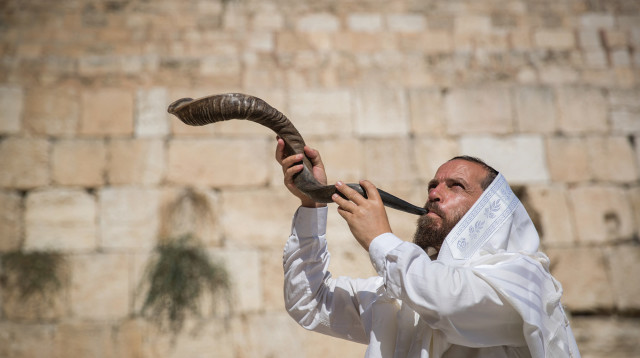 תקיעה בשופר (צילום: יונתן זינדל פלאש 90)