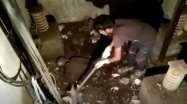החפירות במעלית הנטושה (צילום:  BASTI POLICE)