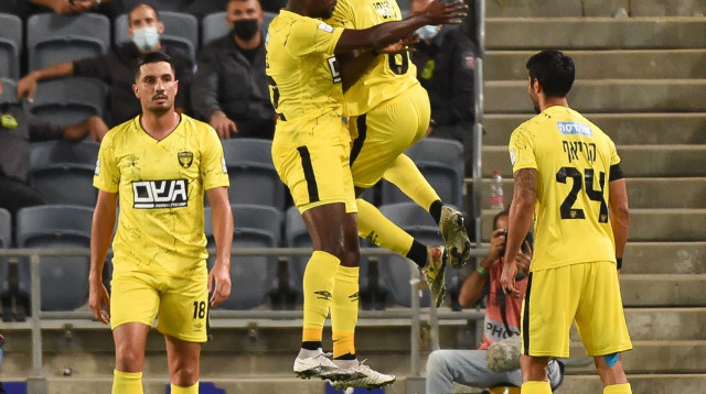 הכובש חוגג עם המבשל. בואצ'י עם ג'סי (צילום: ברני ארדוב)