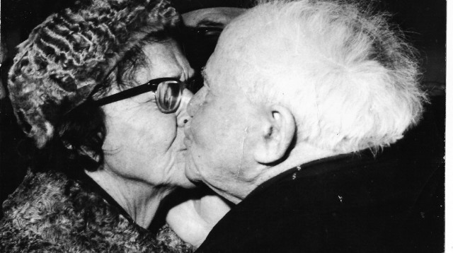 דוד ופולה בן גוריון מתנשקים (צילום: ארכיון פרטי)