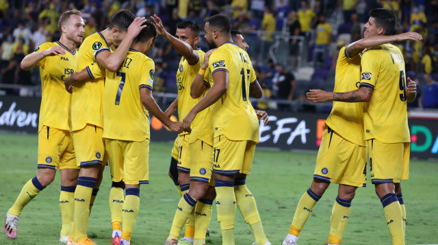 שחקני מכבי תל אביב חוגגים עם מתן חוזז (צילום: דני מרון)