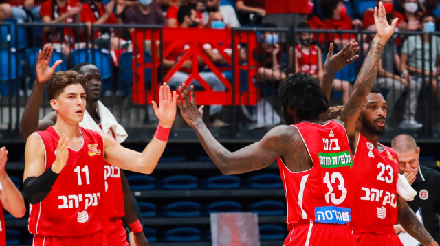 שחקני הפועל ירושלים אדם אריאל, אנתוני בנט, שון קילפטריק חוגגים (צילום: ברני ארדוב)