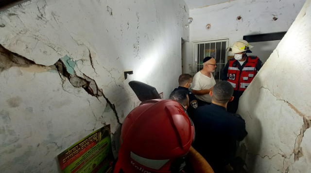 הסדק בבניין שפונה (צילום: דוברות כבאות דן)