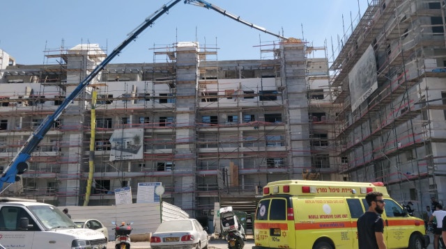 אתר הבנייה בקרית אונו בו מת הפועל (צילום: תיעוד מבצעי מד"א)