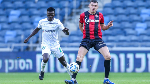 שחקן הפועל חיפה, מיקי סירושטיין מול שחקן הפועל כפר סבא, לוואגה קיזיטו (צילום: מאור אלקסלסי, .)