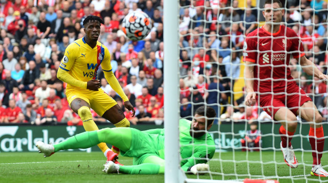 אליסון שוער ליברפול מציל מול ווילפריד זאהה שחקן קריסטל פאלאס (צילום: רויטרס)