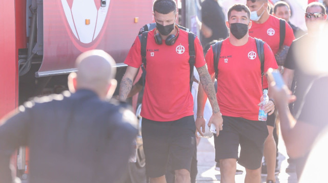 שחקני באר שבע מגיעים סוף סוף למגרש (צילום: מאור אלקסלסי)