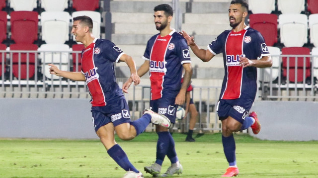 שחקני הפועל נוף הגליל חוגגים עם סתיו נחמני (משמאל) (צילום: לילך וייס)